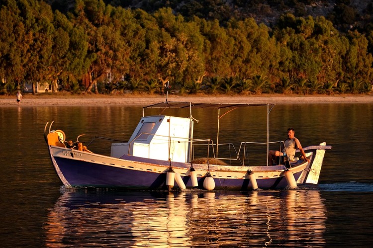 Small fishing boat Plataria.jpg